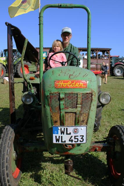 Jan-Ole Peters wurde beim Umzug von Tochter Mia-Sophie (3) auf dem Holder-Trecker aus dem Jahr 1961 begleitet. "Die Besonderheit des Treckers: Es ist ein Zweitakter", erklärt Peters. "Der Wurde mit sener schmalen Spur im Wein- und Obstbau eingesetzt."  | Foto: pöp