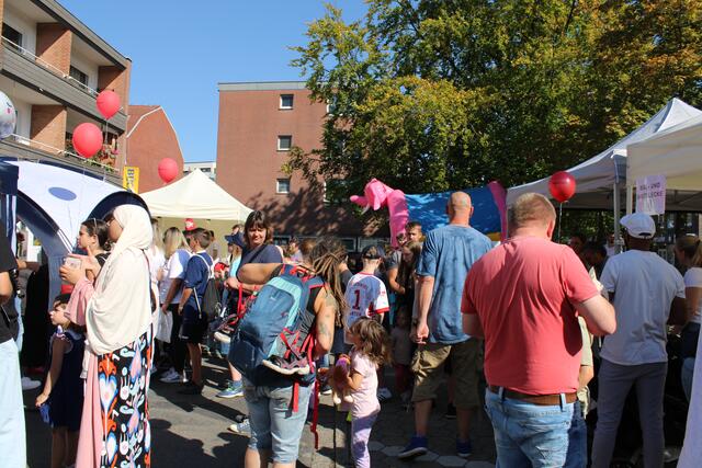 Das Wetter spielte mit: Blauer Himmel und Temperaturen von gut 20 Grad lockten viele Buchholzer Familien vor die Tür | Foto: pöp