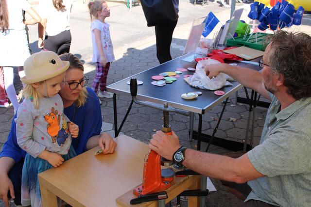 Bei der Herstellung des Buttons war etwas Hilfe nötig | Foto: pöp