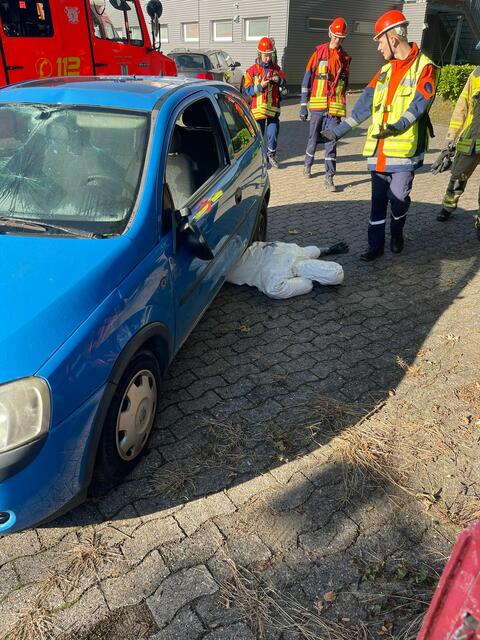 Bei einem simulierten Verkehrsunfall stand die Rettung einer eingeklemmten Person im Vordergrund. | Foto: Freiwillige Feuerwehr Wiepenkathen