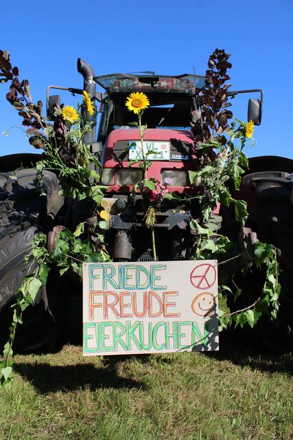 Den "Friede-Freude-Eierkuchen"-Trecker zierten Sonnenblumen | Foto: pöp