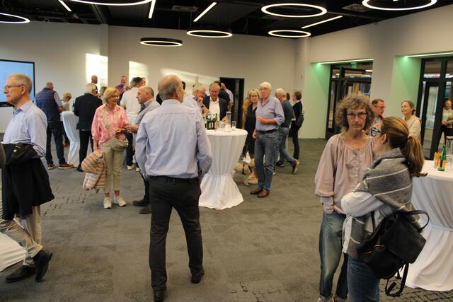 Zahlreiche Interessierte hatten bei der Stichwahl den Weg ins Rathaus gefunden | Foto: ce