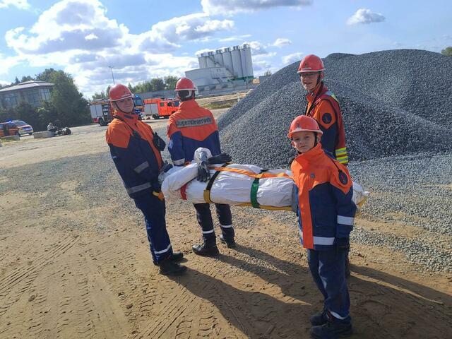 Im Betonwerk wurde ein Vermisster gesucht und gerettet. | Foto: Freiwillige Feuerwehr Wiepenkathen