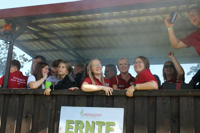 Spaß mit lauter Musik auf dem Wagen: die Dorfjugend Klein Meckelsen | Foto: pöp