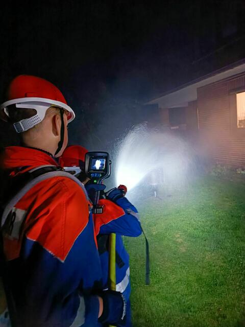 Auch ein nächtlicher Brandeinsatz gehörte zum Programm. | Foto: Freiwillige Feuerwehr Wiepenkathen