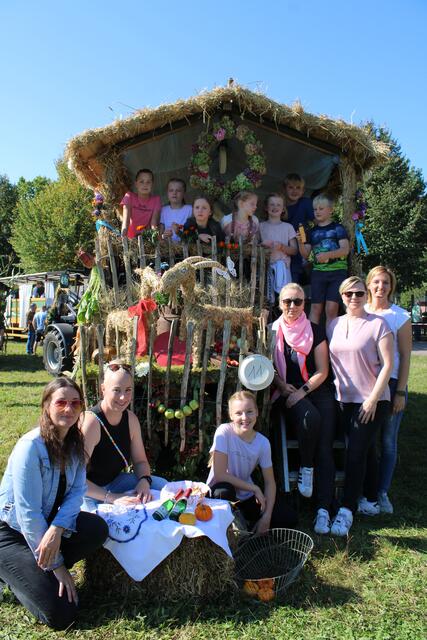 Kreatives Team aus Müttern und Kindern: Die "Himmelblauen Ziegen" schufen zur Dekoration zwei Ziegen aus Stroh | Foto: pöp