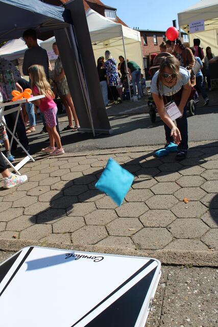 Zielsicher am "Corn-Hole": Antonia Bartz-Murauer (8) hatte die blauen Säckchen im Griff | Foto: pöp