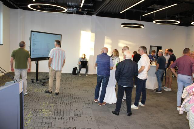 Auf Leinwänden wurden im Rathaus die Auszählungsergebnisse präsentiert und von den Besuchern verfolgt | Foto: ce