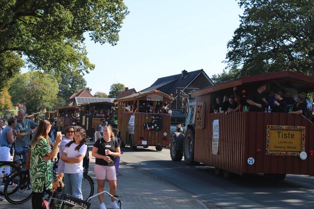 Die Hauptstraße in heidenau war von vielen Einwohnern gesäumt | Foto: pöp