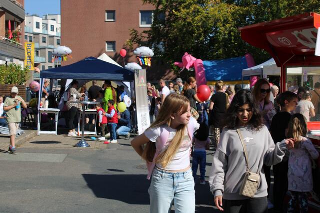 Ordentlich was los: Vor dem Kino wurde der Weltkindertag nachgefeiert | Foto: pöp