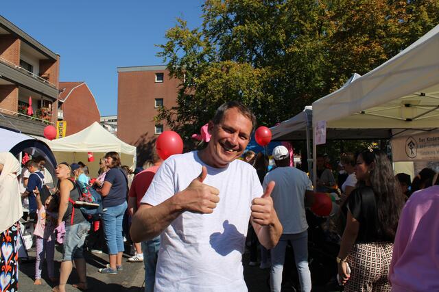 Carsten Reck, Betreiber des Multiplexx-Kinos in der Bremer Straße, freute sich über so viele strahlenden Kinder | Foto: pöp
