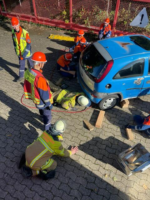 Bei einem simulierten Verkehrsunfall musste das Unfallfahrzeug stabilisiert werden. | Foto: Freiwillige Feuerwehr Wiepenkathen