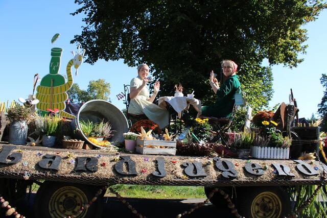 Zwei gar nicht so alte "Ömchen" mit Kopftuch der Heidenauer Landjugend  | Foto: pöp