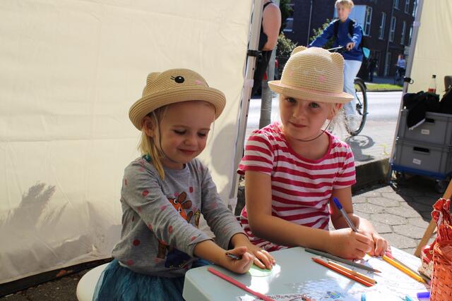Viktoria (3) und Johanna (7) aus Buchholz belamten beim Stand des Kinderschutzbundes Buttons | Foto: pöp