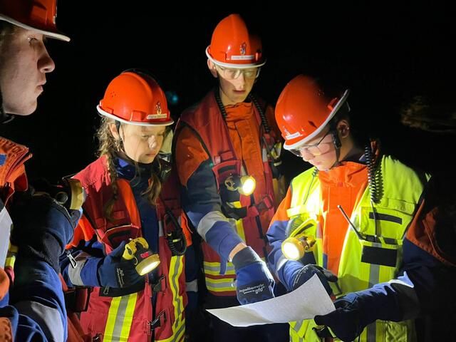 In der nächtlichen Dunkelheit wurden Vermisste gesucht. | Foto: Freiwillige Feuerwehr Wiepenkathen