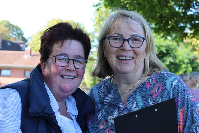 Mit Klemmbrett unterwegs: Claudia Müller (li.) und Uschi Wintje bewerteten die Wagen | Foto: pöp