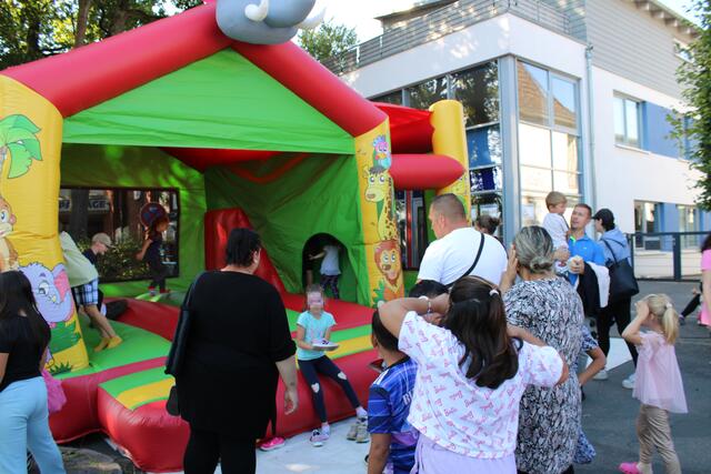 Immer beliebt: eine Hüpfburg, bei der die Kinder überschüssige Energie loswerden konnten | Foto: pöp