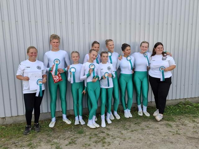 Trainerin Laura (v. li.), Marten, Lisa, Eva, Kati, Maxime, Sophie, Trainerin Amelie; vorn: Frida und Florentine | Foto: BRVK/ Kohlmus
