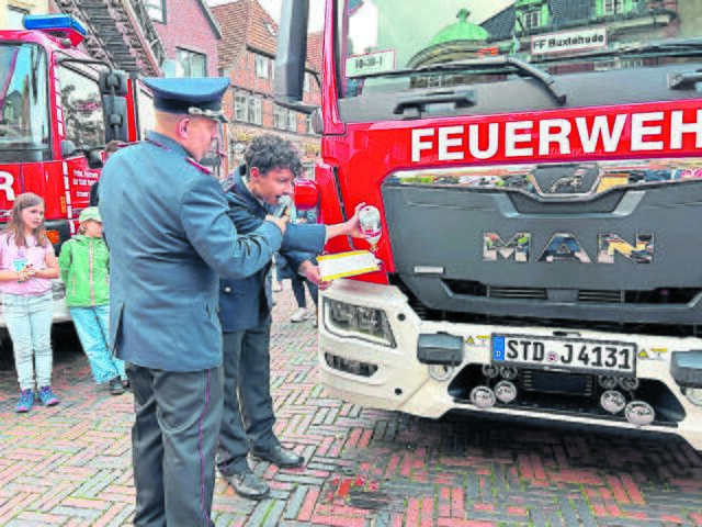 Die Taufe übernahm der jüngste Feuerwehrmann der Truppe, Luca Sallam | Foto: Timm Gerken / Feuerwehr Buxtehude