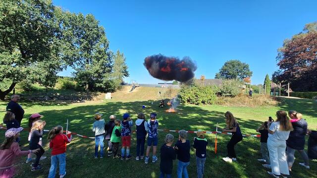Dunkler Qualm entstand bei diesem Feuer - die Kinder schauen fanziniert zu | Foto: FF SG Hanstedt