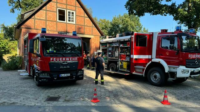 Beeindruckende Fahrzeuge: ein Tragkraftspritzenfahrzeug mit Wassertank der Feuerwehr Thieshope und das Löschgruppenfahrzeug Katastrophenschutz der Feuerwehr Marxen | Foto: FF SG Hanstedt