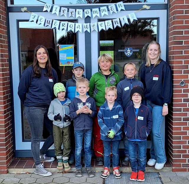 Die Kinderfeuerwehrwartinnen Yasmin Wiener (li.) und Rabea Peters (re.) mit den "Feuerquallen" | Foto: FF Leversen-Sieversen