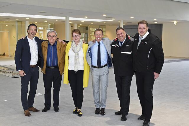 Stets für einen Spaß zu haben: hier beim Neubau des Audi Terminals in Fleestedt (v. li): Jan Rommel, Harald Witte, Kerstin Witte, Oliver Bohn, Franz Lewandowski und Stephan Balzer | Foto: Axel-Holger Haase