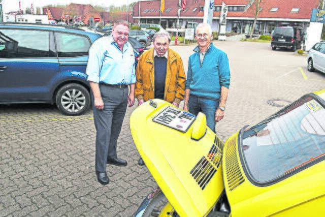 Franz Lewandowski (v. li.) mit Firmengründer Harald Witte und VW-Käfer-Besitzer  Heiko Harms  | Foto: Axel-Holger Haase