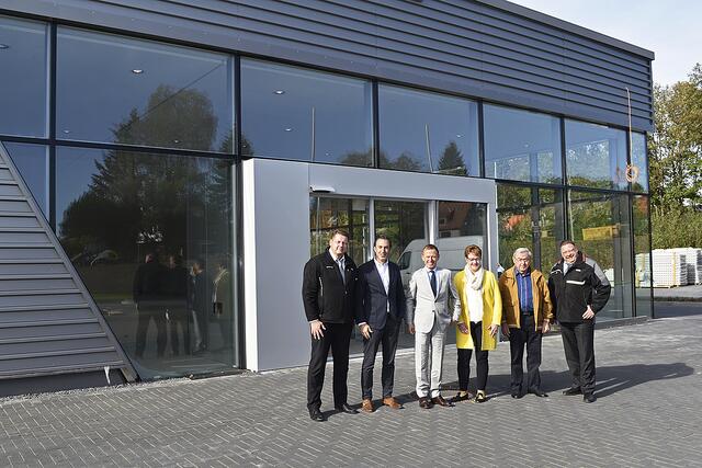 Kurz vor der Einweihung des neuen Audi Terminals in Fleestedt (v. li): Stephan Balzer, Jan Rommel, Oliver Bohn, Kerstin Witte, Harald Witte und Franz Lewandowski | Foto: Axel-Holger Haase