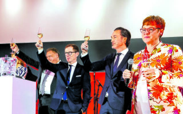Anstoßen der Geschäftsführung auf den neuen Audi Terminal in Fleestedt (v. li.): Franz Lewandowski, Oliver Bohn, Jan Rommel und Kerstin Witte  | Foto: Axel-Holger Haase