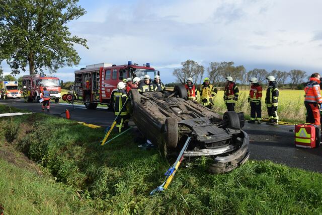 Der BMW wurde zum Graben hin abgesichert | Foto: Günther Kachmann, Feuerwehr Harsefeld