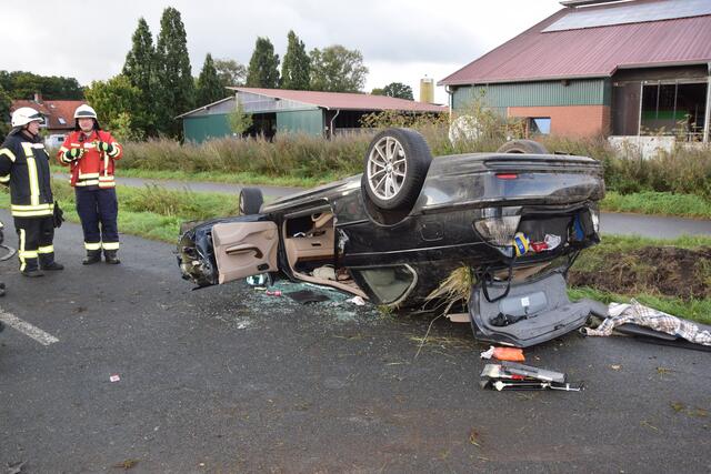 Das Autodach wurde bei dem Unfall stark eingedrückt | Foto: Günther Kachmann, Feuerwehr Harsefeld