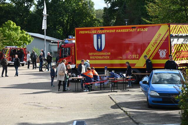 Eine Fahrzeugschau der Feuerwehr gehörte zum Programm. | Foto: Freiwillige Feuerwehr Wiepenkathen / Daniel Beneke