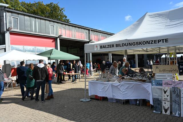 Kunsthandwerk und Dekoration wurden feilgeboten. | Foto: Freiwillige Feuerwehr Wiepenkathen / Daniel Beneke