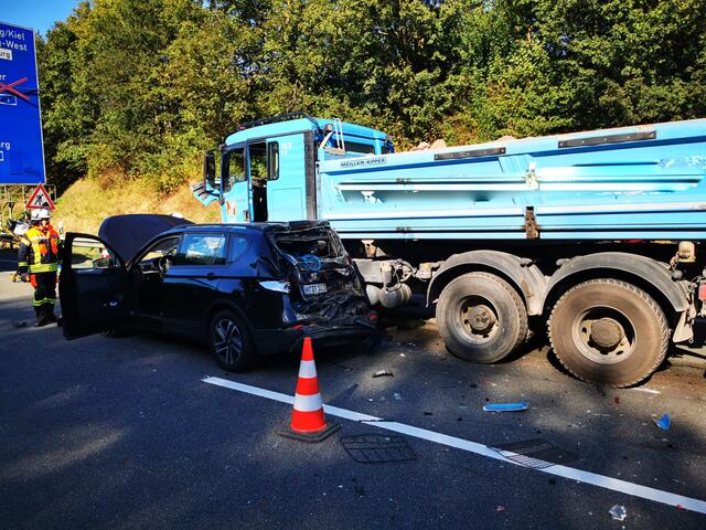 Dieser Verkehrsunfall zwischen einem Lkw und einem Pkw auf der A39 bei der Anschlussstelle Maschen verlief nochmal glimpflich | Foto: Remon Hirschmeier, FF Maschen