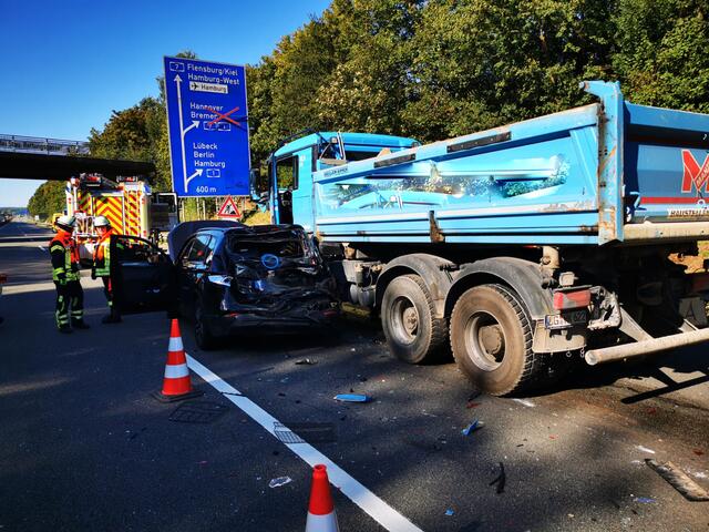 Dieser Verkehrsunfall zwischen einem Lkw und einem Pkw auf der A39 bei der Anschlussstelle Maschen verlief nochmal glimpflich | Foto: Remon Hirschmeier, FF Maschen