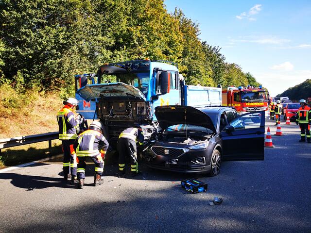 Dieser Verkehrsunfall zwischen einem Lkw und einem Pkw auf der A39 bei der Anschlussstelle Maschen verlief nochmal glimpflich | Foto: Remon Hirschmeier, FF Maschen