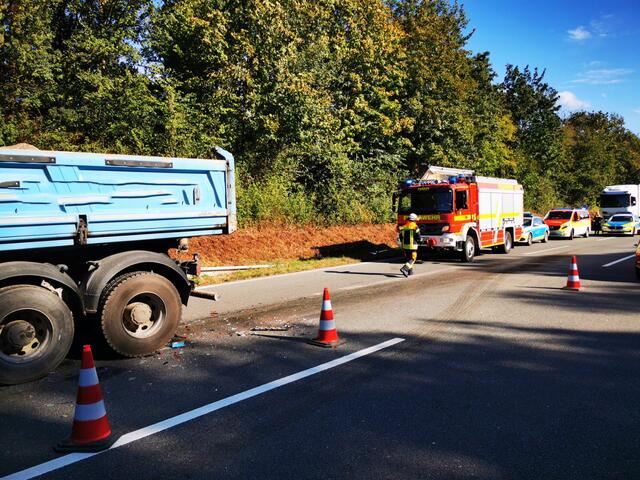 Dieser Verkehrsunfall zwischen einem Lkw und einem Pkw auf der A39 bei der Anschlussstelle Maschen verlief nochmal glimpflich | Foto: Remon Hirschmeier, FF Maschen