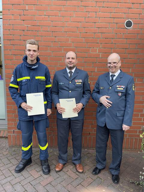 Glückwunsch zur Auszeichnung (v. re.): Oliver Schildknecht, Ortsbeauftragter des THW Stelle-Winsen, mit Tim Patrick Birkefeld (25 Jahre dabei) und Alexander Grundei (zehn Jahre dabei) | Foto: THW / Christian Rohlfs