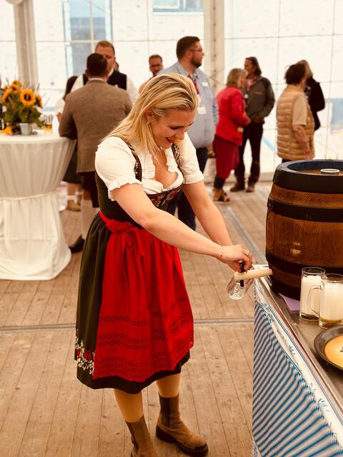 Marleen Schröder beim Bierzapfen | Foto: Schröder Immobilien