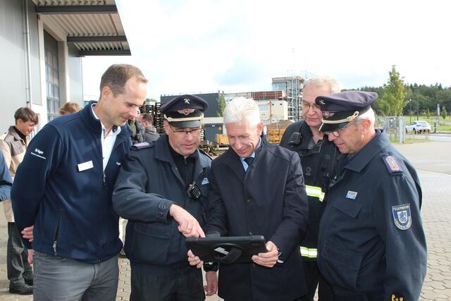 Landrat Rainer Rempe (Mi.) mit Vertretern der Feuerwehr und der Firma Dräger | Foto: Landkreis Harburg