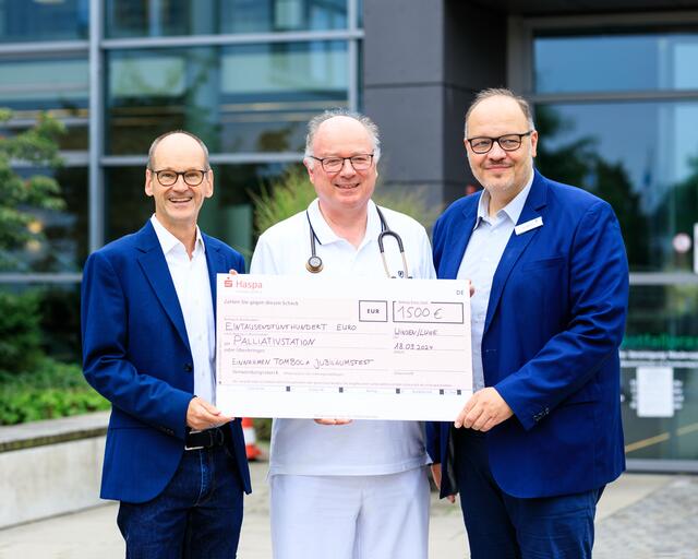 Helmut Gericke (v. li.) überreicht 1.500 Euro Spende an Dr. Volker Heidrich, Leiter der Palliativstation, und Krankenhausgeschäftsführer Kai Uffelmann | Foto: Krankenhaus Winsen