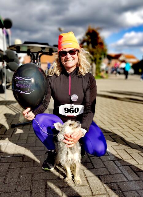Beim Butterkuchenlauf bekommen Teilnehmerinnen und Teilnehmer mit Hund einen Luftballon der Aktion | Foto: Sinur Aziz /Gleichstellung Jork