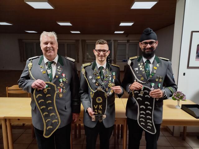 Vizekönig Nico Götze (Mi.) mit Friedhelm Schneider (li.) und Mani Singh | Foto: SV Ramelsloh