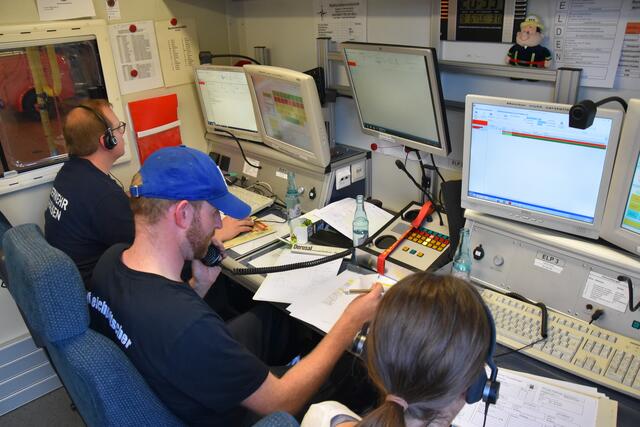 Drei Funker können den Funkverkehr aus dem ELW2 koordinieren | Foto: Feuerwehr Landkreis Harburg