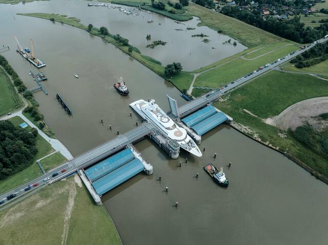 Die "Pelorus" passiert das Nadelöhr Stör-Sperrwerk auf dem Weg in die Elbe | Foto: Peters Werft