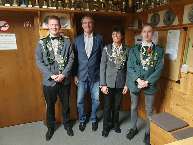 Die drei neuen Majestäten (v. li.) mit Bürgermeister Dirk Seidler (2. v. li.):  Rosengarten-König Tom Peters (Schützenverein Eckel), Rosengarten-Königin Karin Pfaffenbach (Schützenverein Tötensen-Westerhof) und Jugendkönigin Cara Lüders (Schützenverein Vahrendorf) | Foto: SV Klecken