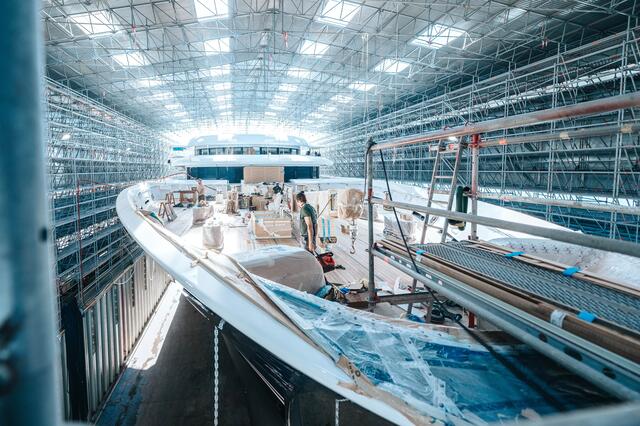 Die "Al Mirqab" wird im Dock modernisiert | Foto: Peters Werft