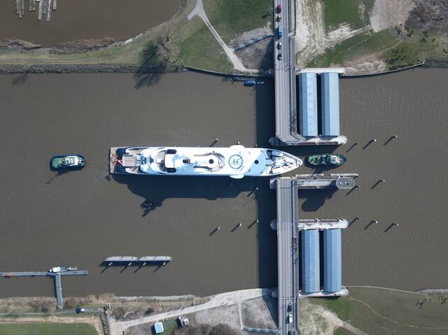 Präzisionsarbeit beim Navigieren: Die "Al Mirqab" passiert die schmale Durchfahrt des Stör-Sperrwerks | Foto: Peters Werft