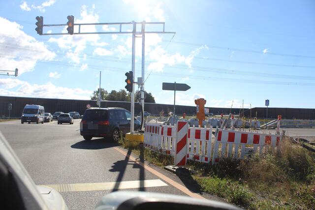 Eines von vielen Vergehen: Das Verkehrszeichen "Vorgeschriebene Fahrtrichtung" zeigt zuvor an, dass Autofahrer hier geradeaus fahren müssen. Doch viele halten sich nicht daran und biegen rechts auf die A26  | Foto: pm